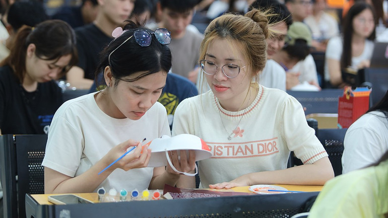 Các bạn trẻ vẽ mặt nạ Tuồng. tuong-ve.jpg