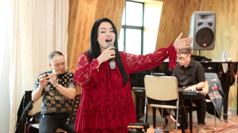 Dr. Meritorious Artist Tan Nhan in a rehearsal. trian-tannhan.jpg