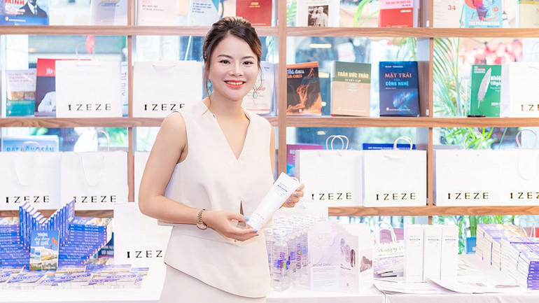 Nữ tác giả Tina Yuan. tina2.jpg