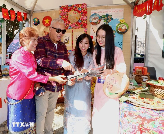 Bạn bè quốc tế ấn tượng về Báo ảnh của TTXVN tại lễ hội. (Ảnh: TTXVN)