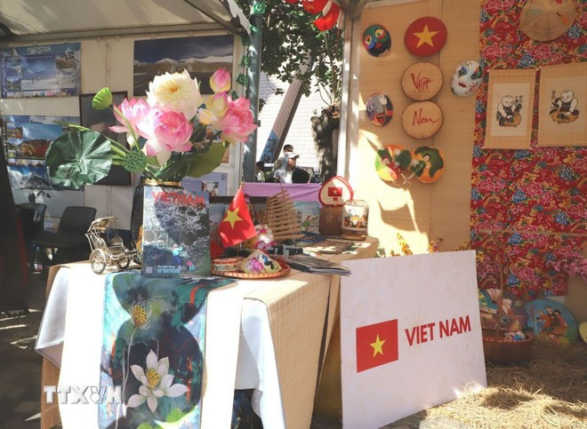 Một góc trưng bày với Báo ảnh của TTXVN tại lễ hội. (Ảnh: TTXVN)
