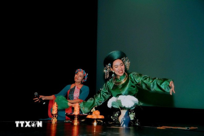 Один із виступів, пронизаних національною культурною ідентичністю, у День В'єтнаму 2025 року. (Фото: VNA) Một trong những tiết mục văn nghệ mang đậm bản sắc văn hóa dân tộc trong Ngày Việt Nam 2025. (Ảnh: TTXVN)