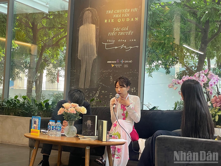 ری کودان با خوانندگان گفتگو میکند. ndo_br_rie2.jpg