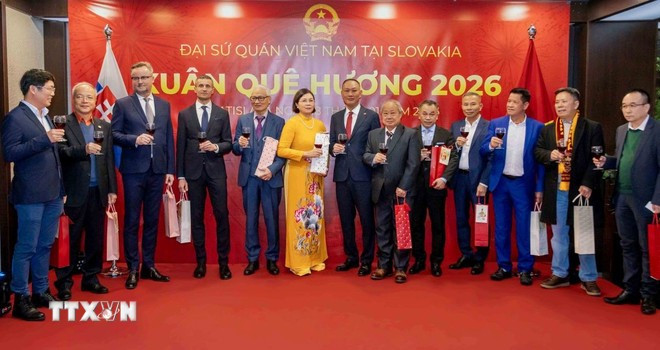 Đại sứ quán Việt Nam tại Slovakia tặng quà cho Việt kiều tại sự kiện. (Ảnh: TTXVN)