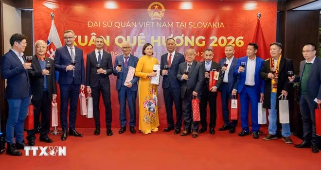 Đại sứ quán Việt Nam tại Slovakia tặng quà cho Việt kiều tại sự kiện. (Ảnh: TTXVN)