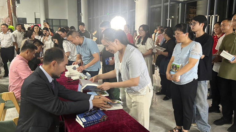 Tác giả Đỗ Quang Tuấn Hoàng ký tặng sách cho độc giả. doquangtuanhoang12.jpg