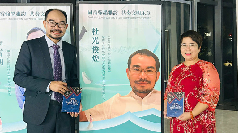 Tác giả Đỗ Quang Tuấn Hoàng và dịch giả Nguyễn Lệ Chi (đại diện Chibooks). doquangtuanhoang03.jpg