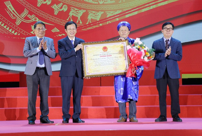 Trao Chứng nhận Tri thức khai thác và chế biến Trầm hương Khánh Hòa vào danh mục Di sản Văn hóa Phi Vật thể Quốc gia. (Ảnh: Nguyễn Thành/TTXVN) Trao Chứng nhận Tri thức khai thác và chế biến Trầm hương Khánh Hòa vào danh mục Di sản Văn hóa Phi Vật thể Quốc gia. (Ảnh: Nguyễn Thành/TTXVN)