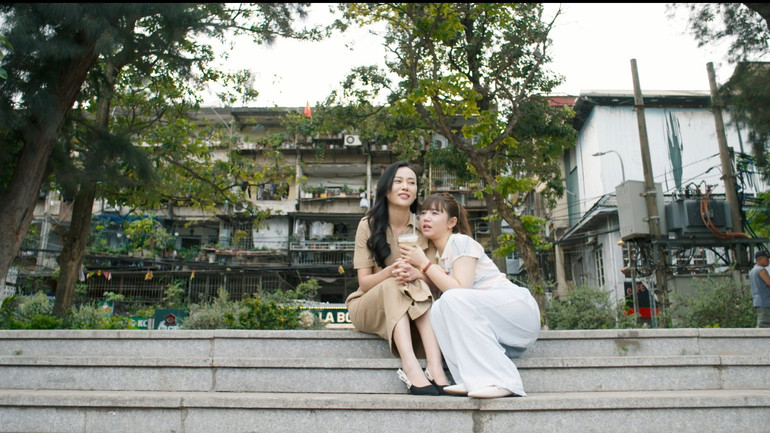 Phương Oanh và Quỳnh Nguyễn trong phim. gio3.jpg
