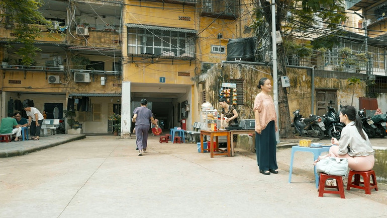 Khung cảnh quen thuộc của một khu tập thể cũ ở Hà Nội trong phim. gio1.jpg