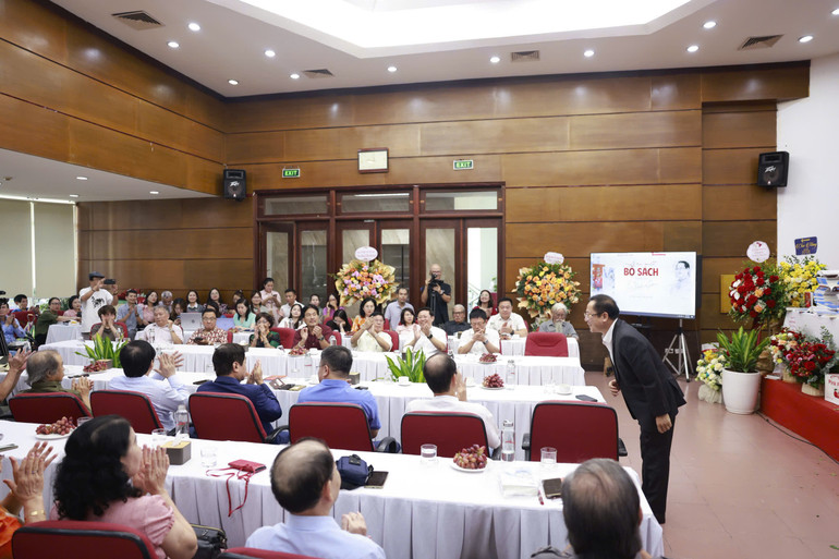 Đông đảo bạn thơ văn, đồng nghiệp... đã đến chia vui cùng nhà báo Lê Xuân Sơn. lexuanson.jpg