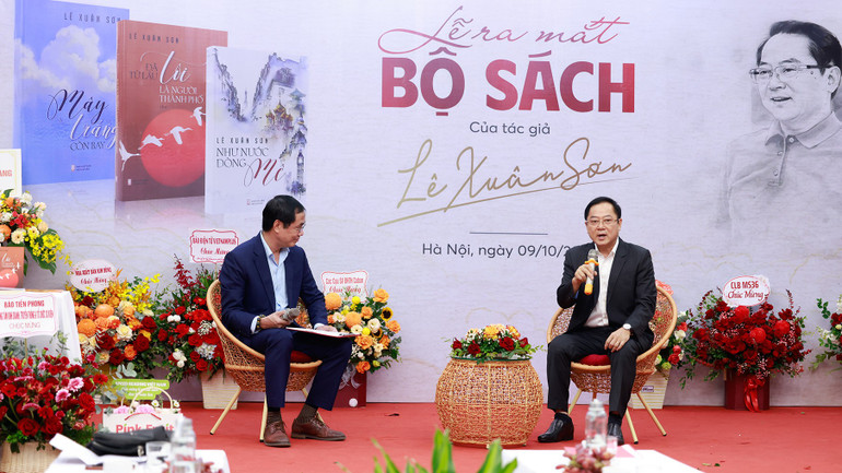 Nhà báo Lê Xuân Sơn trò chuyện về bộ ba tác phẩm cùng sự dẫn dắt của nhà báo, nhà thơ Hữu Việt. lexuanson4.jpg