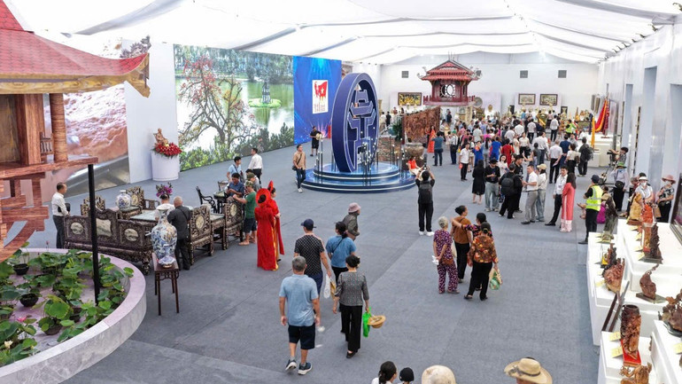 Khu vực “Nét son Hà Nội” trưng bày các sản phẩm thủ công mỹ nghệ. image011.jpg
