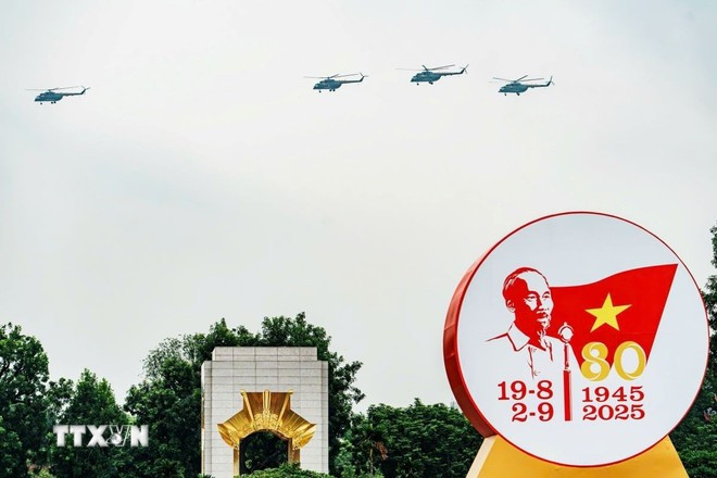 Biên đội máy bay trực thăng bay trên khu vực Quảng trường Ba Đình diễn tập cho màn diễu binh, diễu hành trong Lễ kỷ niệm 80 năm Cách mạng Tháng Tám thành công và Quốc khánh nước Cộng hòa xã hội chủ nghĩa Việt Nam. (Ảnh: TTXVN) Biên đội máy bay trực thăng bay trên khu vực Quảng trường Ba Đình diễn tập cho màn diễu binh, diễu hành trong Lễ kỷ niệm 80 năm Cách mạng Tháng Tám thành công và Quốc khánh nước Cộng hòa xã hội chủ nghĩa Việt Nam. (Ảnh: TTXVN)