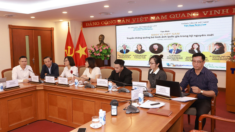 Các diễn giả tại tọa đàm. toadam1.jpg
