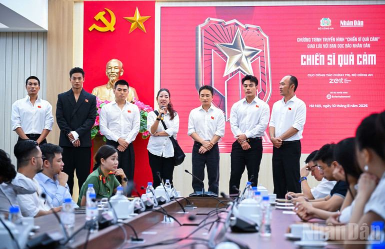 La réalisatrice Mai Tham (au milieu) interagit avec les lecteurs. ndo_br_csqc6.jpg