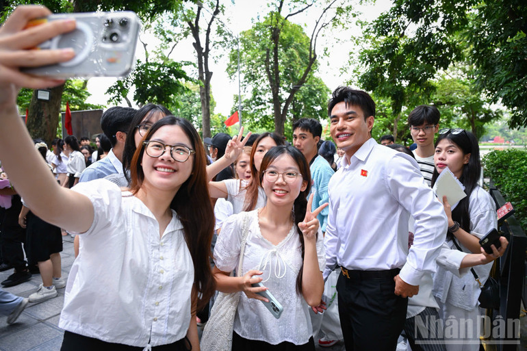 Le Duong Bao Lam et ses fans. ndo_br_csqc.jpg