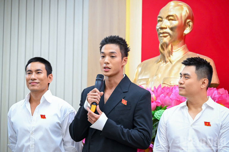 Le mannequin, reine de beauté masculine Hung Nguyen (debout au milieu). ndo_br_csqc-hn.jpg