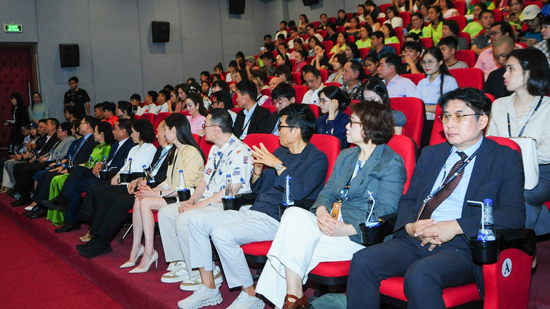 Khán giả Đà Nẵng đến kín rạp Lê Độ trong buổi chiếu đầu tiên của chương trình. tieudiem-khangia.jpg