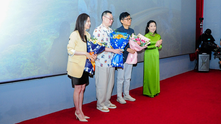 Các nghệ sĩ, nhà làm phim Hàn Quốc giao lưu với khán giả. tieudiem-nshq.jpg