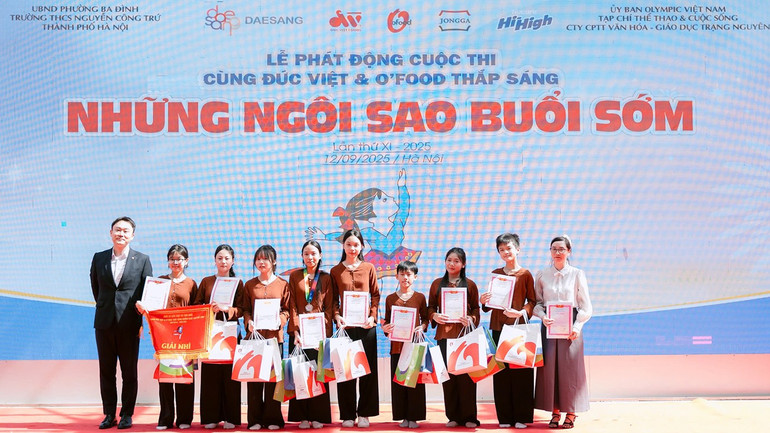 Trao thưởng cho các em có tiết mục trình diễn xuất sắc. ngoisao.jpg