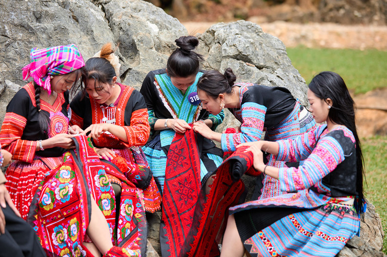 Tìm hiểu nghệ thuật thêu thổ cẩm của người Mông. thisinhhh.jpg