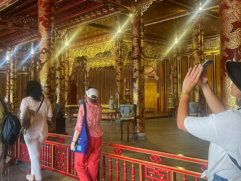 Du khách tham quan Ngai vàng triều Nguyễn tại Điện Thái Hòa. ngai8.jpg