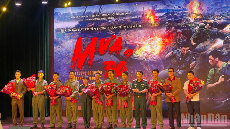 Các diễn viên trẻ tại buổi ra mắt phim. ndo_br_muado2.jpg
