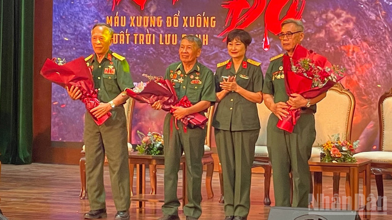 Các cựu chiến binh trận chiến Thành cổ Quảng Trị tại buổi ra mắt phim. ndo_br_muado3.jpg
