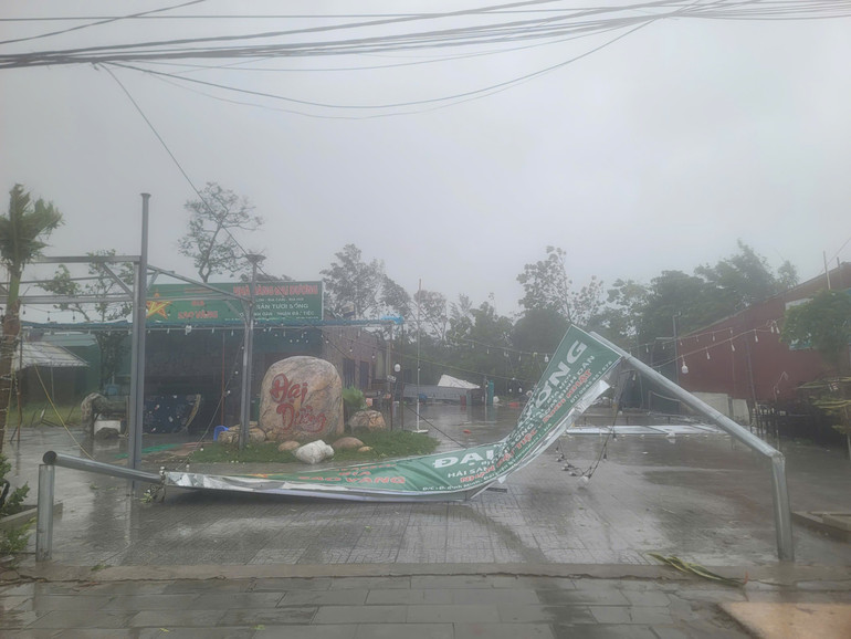 Gió lớn vặn gãy trụ của các bảng biển. bao1.jpg