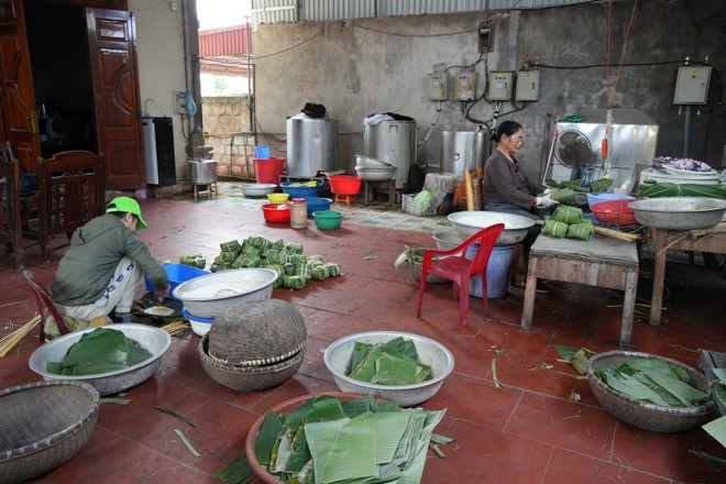 Tết về sớm ở làng bánh chưng Thủy Đường. (Ảnh: TTXVN)