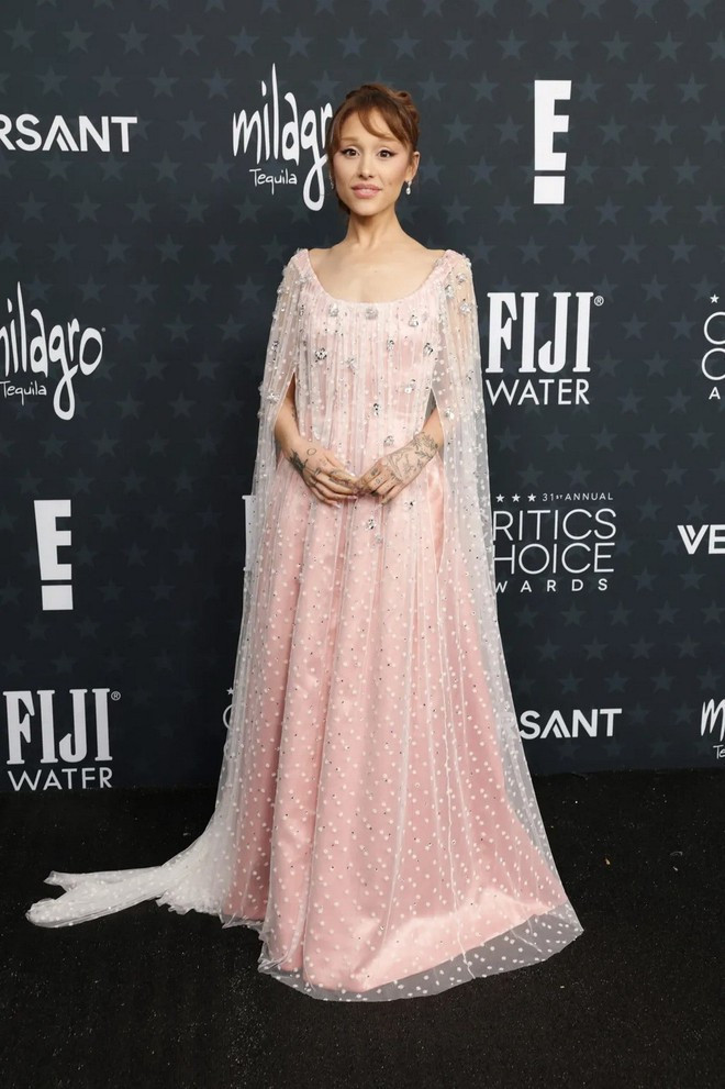 Nữ diễn viên Ariana Grande tham dự Lễ trao giải Critics Choice Awards thường niên lần thứ 31 tại Barker Hangar ở Santa Monica, California. (Ảnh: Getty)