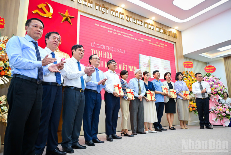 Nhà báo Hà Đăng tặng cuốn sách cho Thư viện Quốc gia Việt Nam, Thư viện Hà Nội, Học viện Báo chí và Tuyên truyền, Bảo tàng Báo chí Việt Nam. ndo_br_tinhhoacm.jpg