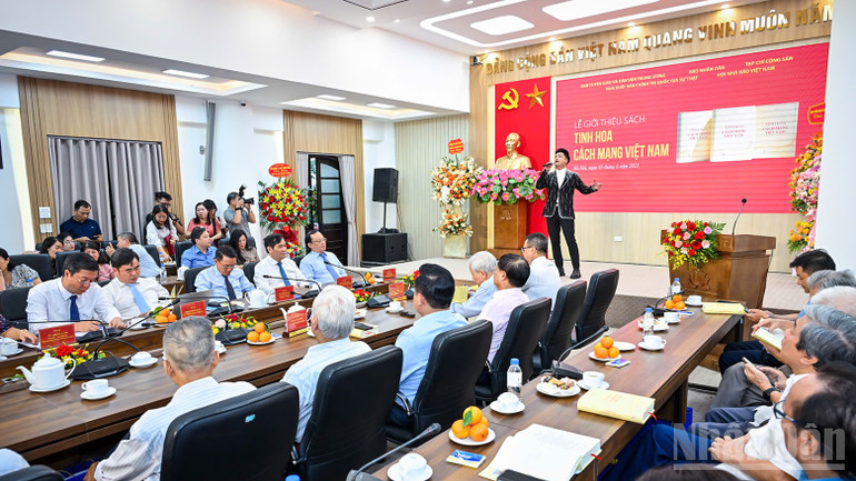 Buổi lễ thu hút sự tham gia của đông đảo các đại biểu, khách mời. ndo_br_tinhhoacm2.jpg