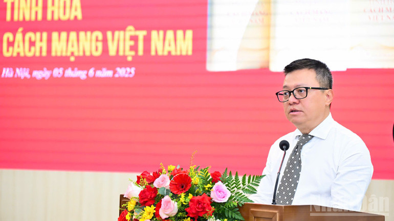 Tổng Biên tập Lê Quốc Minh phát biểu khai mạc sự kiện. ndo_br_tinhhoacm3.jpg