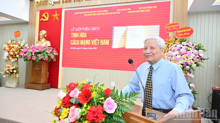 Nhà báo lão thành Hà Đăng phát biểu tại sự kiện. ndo_br_tinhhoacm4.jpg