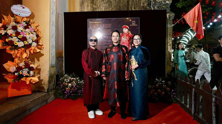 Designern David Minh Duc tog ett foto med ledarna för Hoan Kiem-distriktet och förvaltningsstyrelsen för Hanois gamla kvarter. david4.jpg