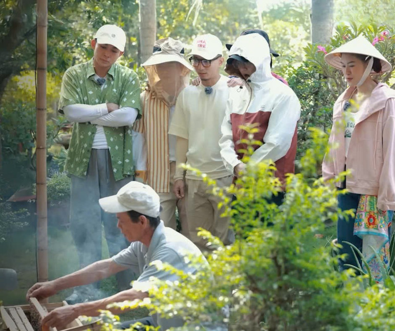 Artists go to collect honey with Uncle Chin in Giong Trom, Ben Tre. giadinhhahah5.jpg