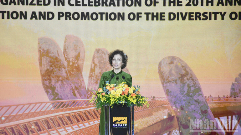 Bà Audrey Azoulay phát biểu tại lễ khai mạc. (Ảnh: ANH ĐÀO) ndo_br_khaimac-giamdoc.jpg