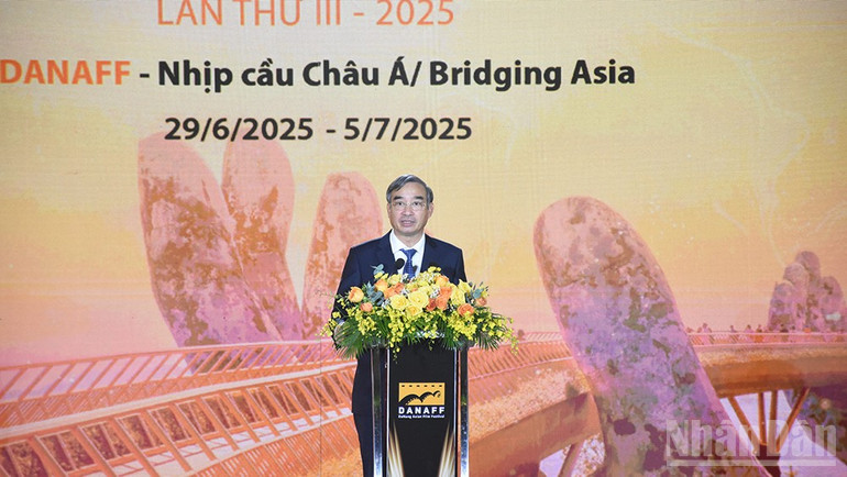 Chủ tịch Ủy ban nhân dân Thành phố Đà Nẵng phát biểu chào mừng. (Ảnh: ANH ĐÀO) ndo_br_khaimac-letrungchinh.jpg
