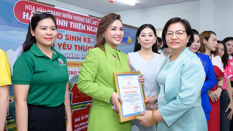 Paní Nguyen Dinh Hong Loan udělila organizačnímu výboru a sponzorům certifikát „Zlaté srdce“. hoahau1.jpg