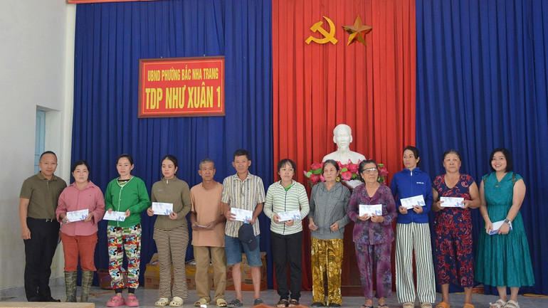 Representatives of the Hanoi Unesco Travel Club presented gifts to support people in Bac Nha Trang ward, Nha Trang city, Khanh Hoa province. (Photo: Provided by the Club) clb2.jpg
