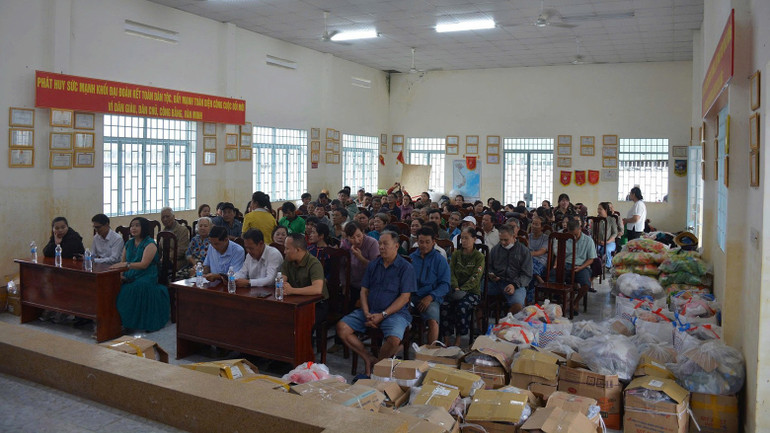 200 Nha Trang households received support gifts from the Club. clb1.jpg