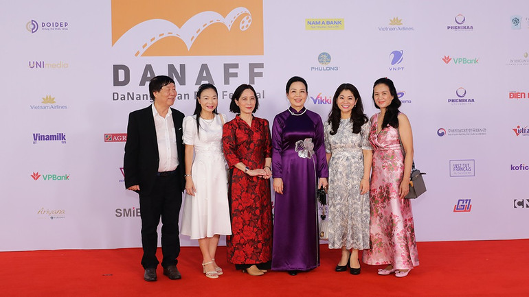 Tiến sĩ Ngô Phương Lan, Chủ tịch Hiệp hội Xúc tiến phát triển điện ảnh Việt Nam và Cục trưởng Hợp tác quốc tế Nguyễn Phương Hòa, Cục phó Cục Điện ảnh Lý Phương Dung tại thảm đỏ khai mạc. (Ảnh: Ban tổ chức) km-thamdongpl.jpg