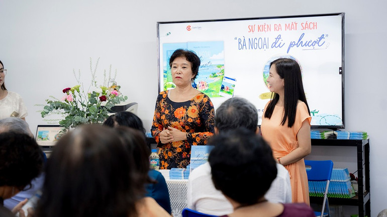Tác giả Nguyễn Thị Minh Lý chia sẻ về cuốn sách, bên cạnh Tiến sĩ Diêu Lan Phương. bangoaidiphuot1.jpg