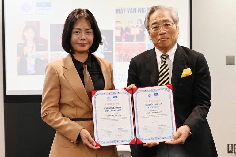 Nguyen Thi Thu Hoai recebeu um Certificado de Honra do Professor Yuji Suzuki, Diretor Geral da Federação Japonesa de Associações da UNESCO. thuhoai3.jpg