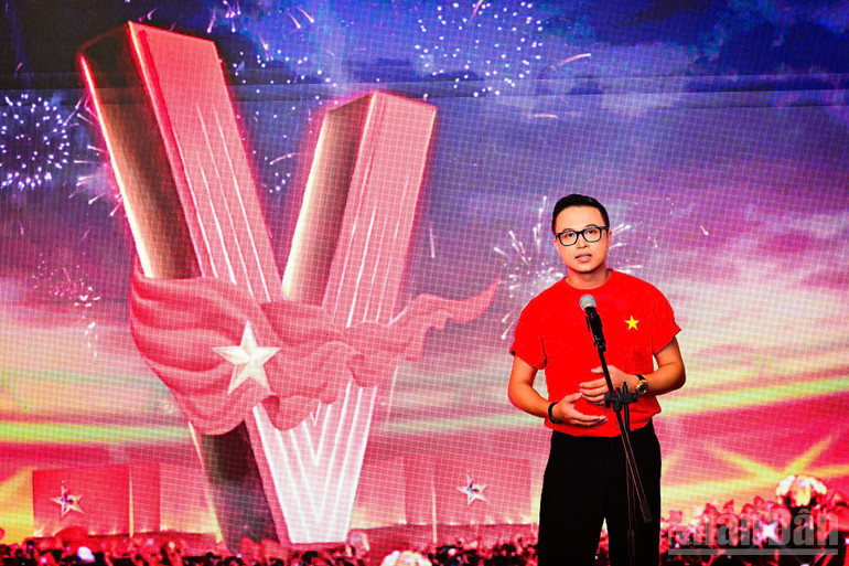 Tổng đạo diễn Đặng Lê Minh Trí chia sẻ về bộ phim. ndo_br_phimtq1.jpg