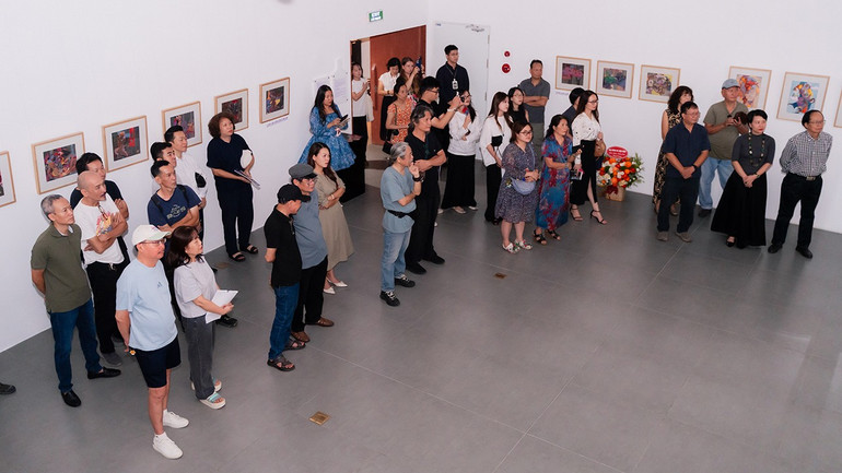 Đông đảo bạn bè, đồng nghiệp và người xem đến dự triển lãm "Men tình". tuanhoang2.jpg