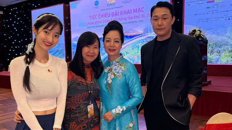 Park Sungwoong và The Nation giao lưu cùng Phó Chủ tịch BHD Ngô Thị Bích Hạnh và nghệ sĩ Chiều Xuân. parksung2.jpg