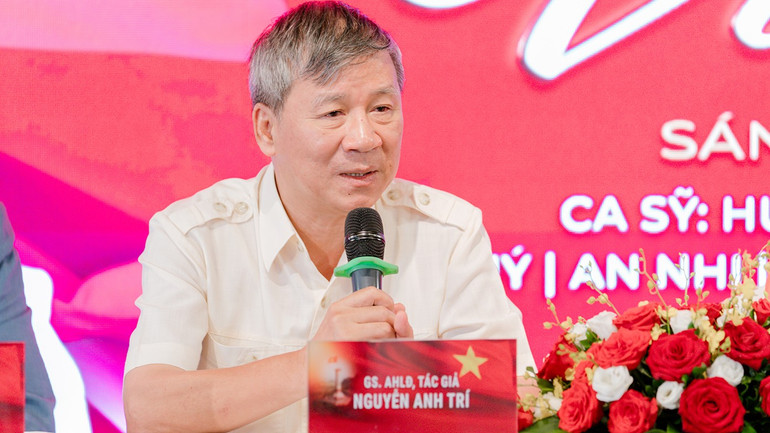O professor Nguyen Anh Tri fala sobre a música. gsanhtri.jpg